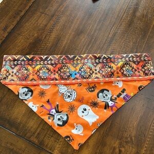 Reversible Over the collar Halloween bandana size large. Fits collars 18-21in.
